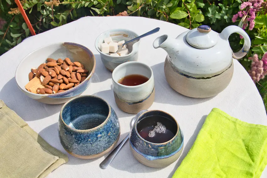 Mise en scène : l'heure du thé : théière, tasses, assiette et sucrier