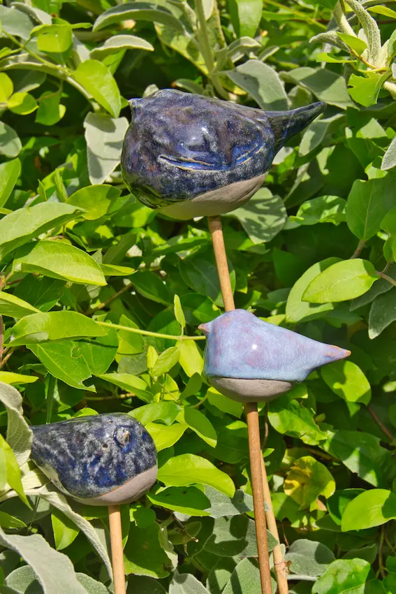 Décoration pour le jardin : oiseaux en céramique bleue sur tige de bois