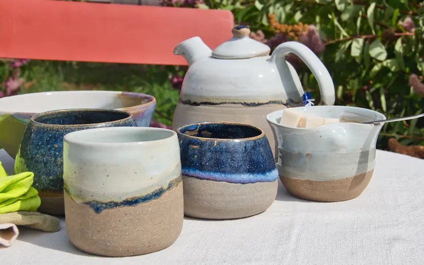 Ensemble de tasses, théière et sucrier aux couleurs et émaux assortis